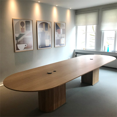 XXL Konferenztisch mit Kabeltank und Wandverkleidung Eiche