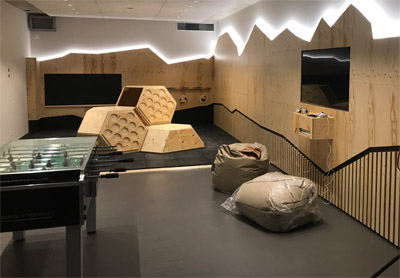 Beleuchtete Silhouette als Wandverkleidung mit integriertem Bildschirm Spieltisch Panorama, Spielinsel, Klimmzugstangen