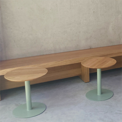 Bistrotisch Stehtisch Schweiz mit Schweizer Kante 