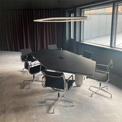 XXL Konferenztisch mit Lederbezug und Edelstahlfüßen